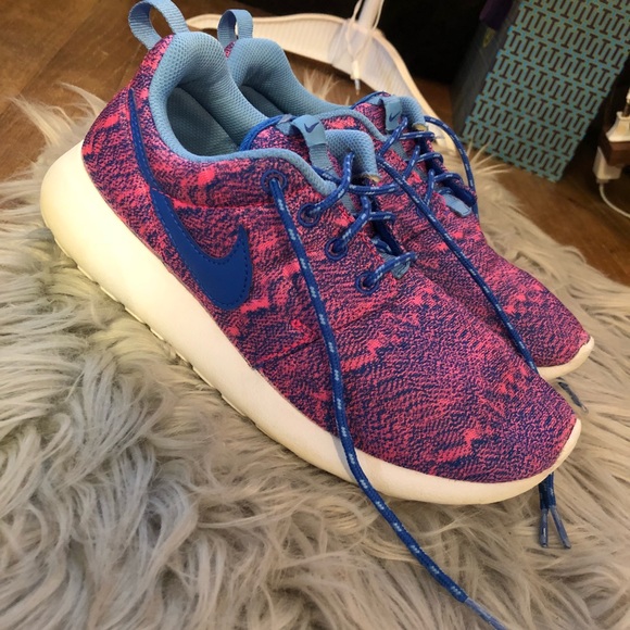 Nike Shoes - RARE Roshes